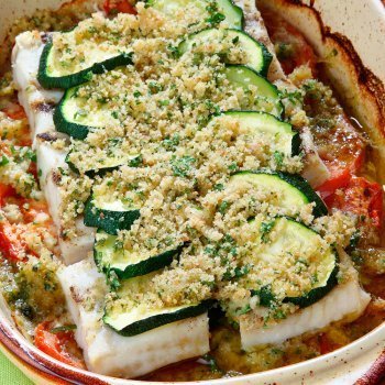 Pescado al horno con tomate y calabacín, cena sana para niños