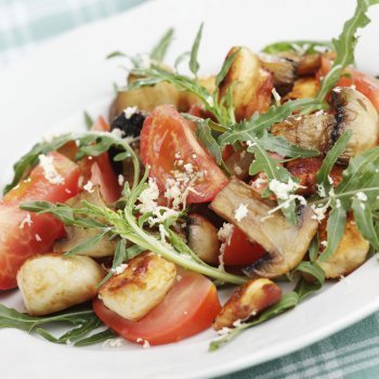 Ensalada fresca de pollo con rúcula