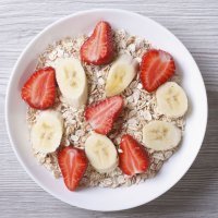 Cereales con fresa y plátano, colorido y alegre