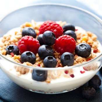 Yogur con cereales y arándanos, desayuno equilibrado