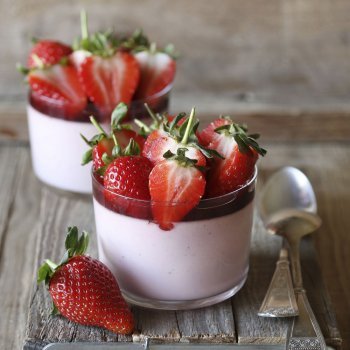 Mousse de yogur y fresas