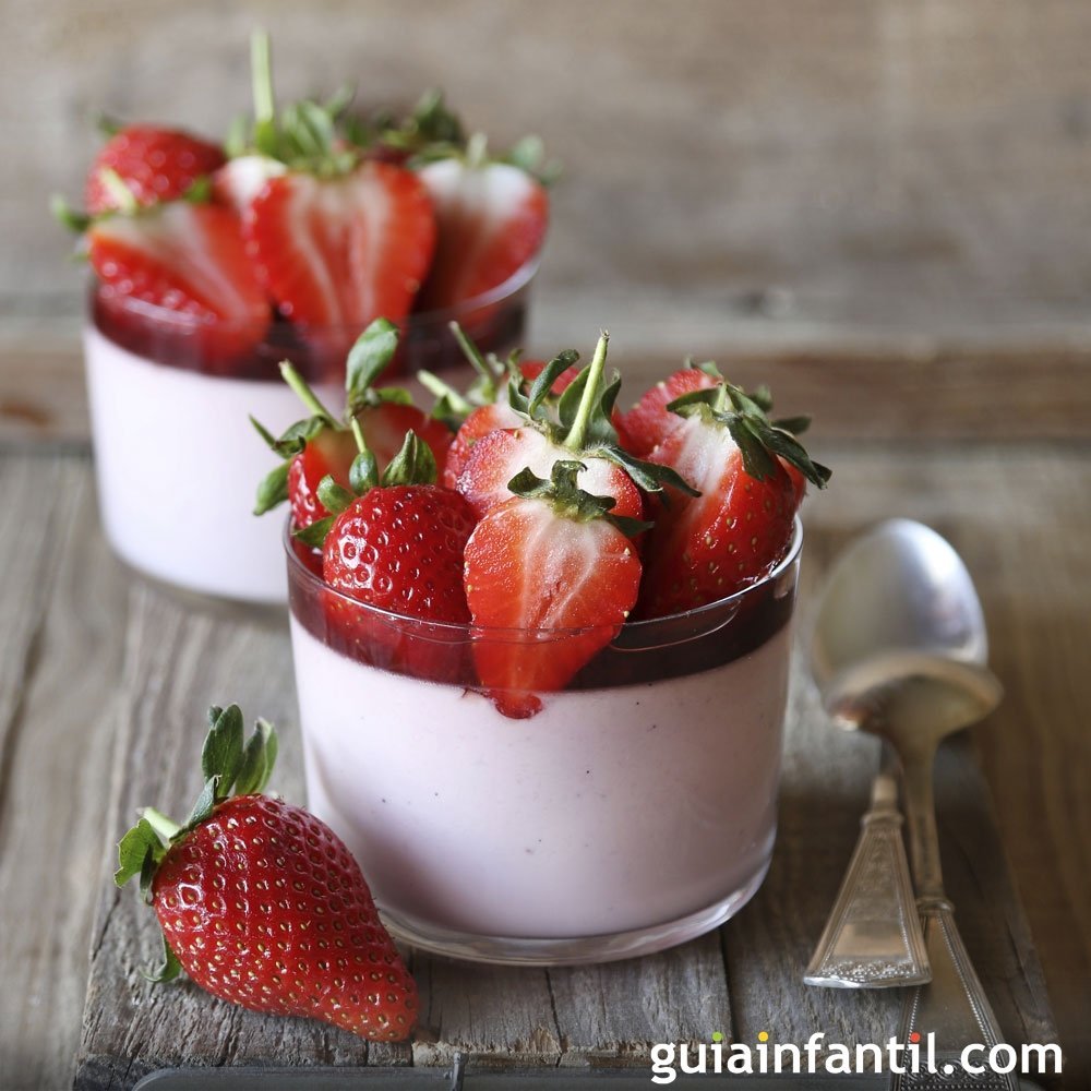 Mousse de yogur y fresas, postre suave paso a paso