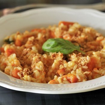 Risotto de atún y tomate. Plato italiano de niños