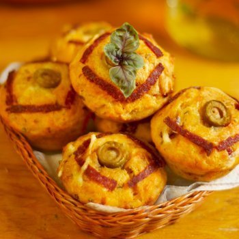 Muffins de salchichas y albahaca para fiestas infantiles