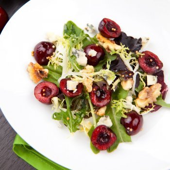 Ensalada de cerezas, nueces y queso