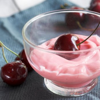 Mousse de cerezas con nata, postre para niños