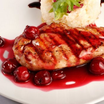 Pollo aromático al horno con salsa de cerezas