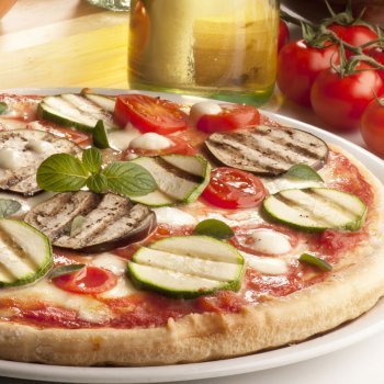 Pizza vegetal con berenjena y calabacín. Receta vegetariana