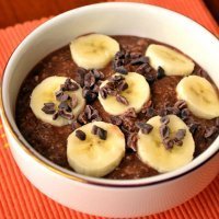 Desayuno vegano con avena, chocolate y plátano