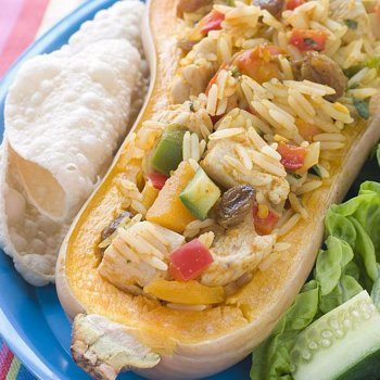 Biryani de pollo servido en calabaza asada. Cocina de la India
