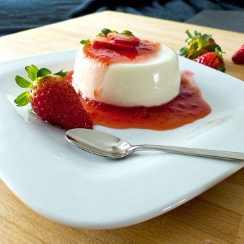 Panacota con salsa de fruta