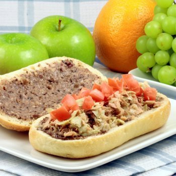 Tostas de atún con tomate