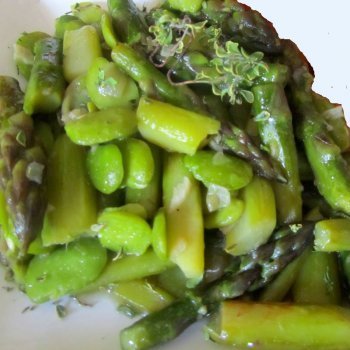 Ensalada templada de habas y espárragos, receta vegetariana