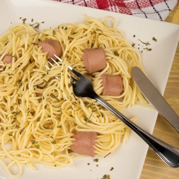 Espaguetis con pulpitos de salchichas
