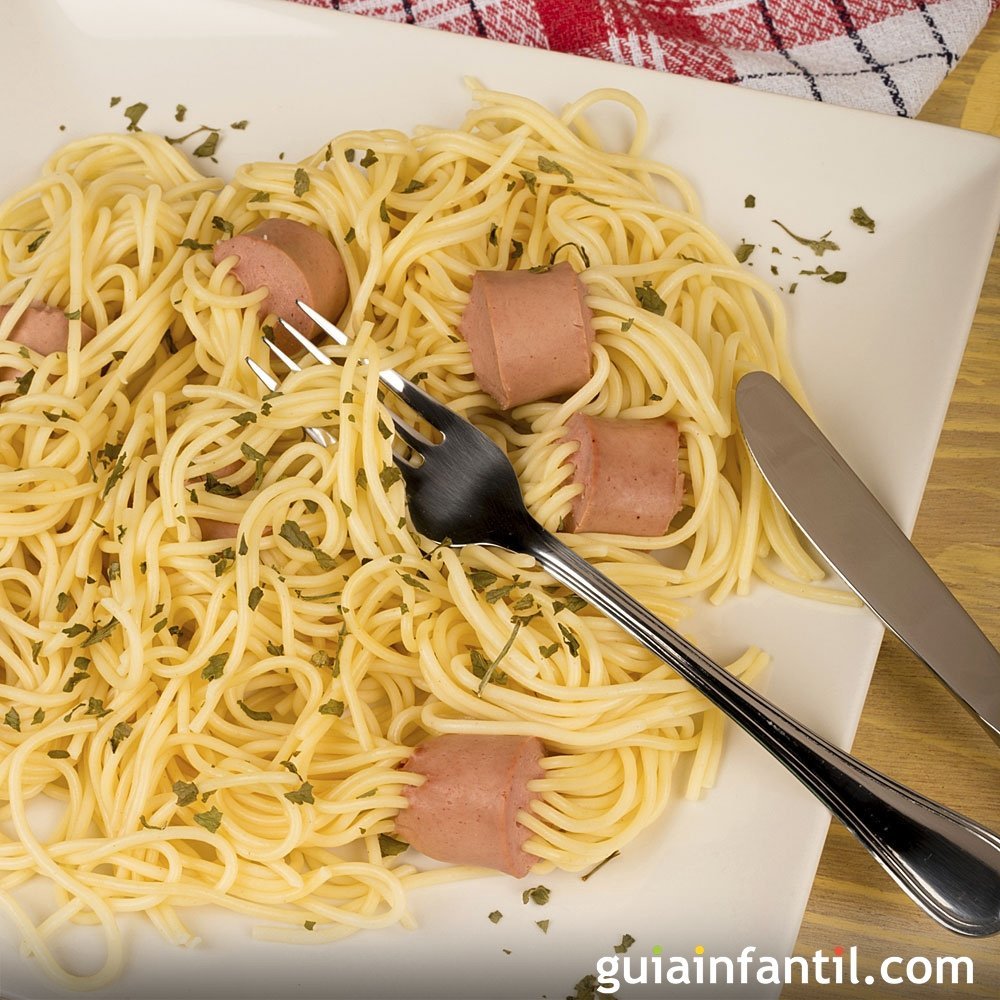 Espaguetis con pulpitos de salchicha para los niños