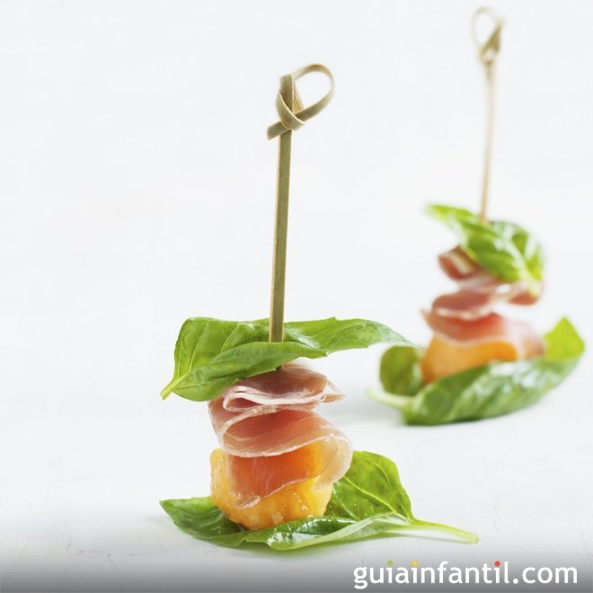 Brocheta o pincho de melón con jamón. Un aperitivo para los niños