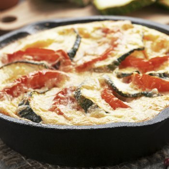 Tortilla de calabacín, tomate y queso. Receta para niños