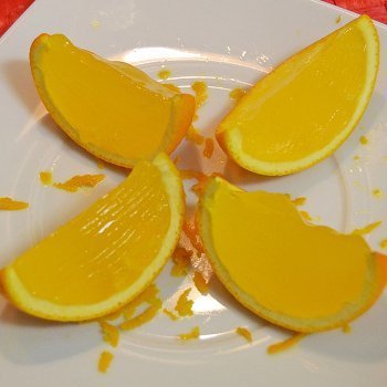 Gajos de naranja con gelatina. Receta divertida para los niños