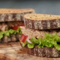 Bocadillo de caballa con aceitunas, merienda sana para niños