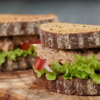 Bocadillo de caballa y ensalada
