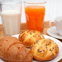 Bollitos de leche con cereales para el desayuno de los niños