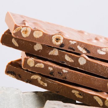 Turrón casero de chocolate con avellanas