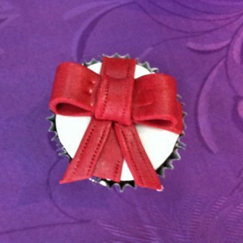 Cómo decorar un cupcake con forma de regalo
