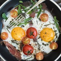 Huevos al plato en miniatura para niños. Receta al horno