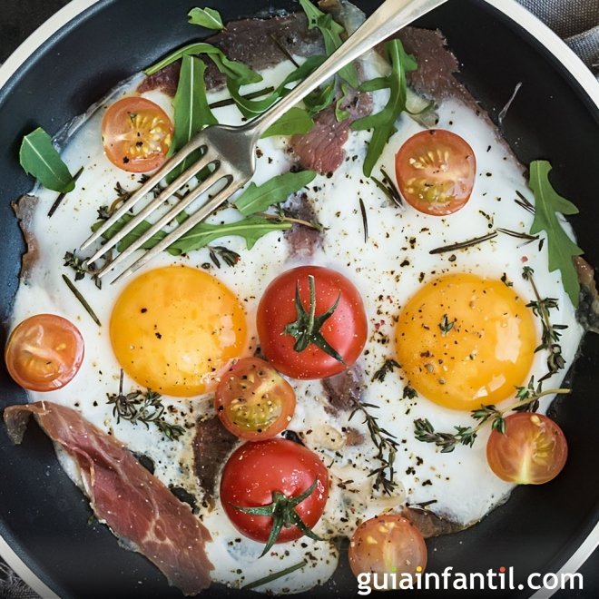 Huevos al plato en miniatura para niños. Receta al horno