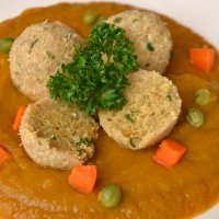 Bolitas de quinua con salsa de zanahoria. Recetas sin glúten para niños