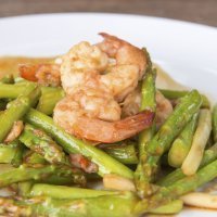 Revuelto de espárragos trigueros con gambas. Receta para niños