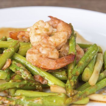 Revuelto de espárragos trigueros con gambas. Receta para niños
