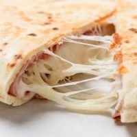 Quesadillas de jamón y queso. Comida mexicana para niños