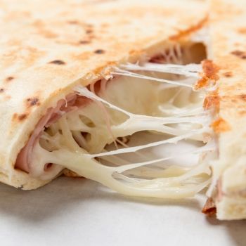 Quesadillas de jamón y queso. Comida mexicana para niños