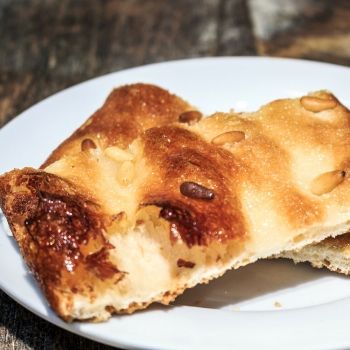 Coca de Piñones para la fiesta de San Juan