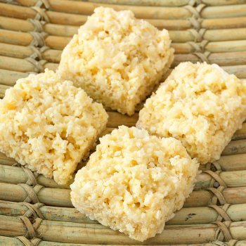Cocada brasileña con leche condensada. Dulce para niños