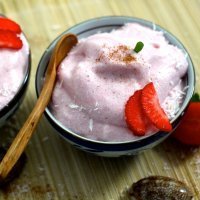 Mousse de fresas, coco y canela. Postre con fruta para niños