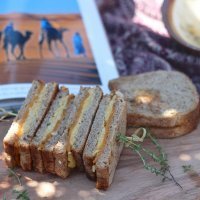 Sándwich de hummus con queso. Meriendas sanas para niños