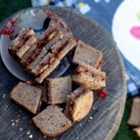 Sándwich de plátano y almendras. Merienda sana para niños