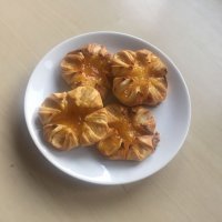 Danesas de hojaldre rellenas de melocotón. Receta para niños