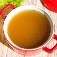 Caldo de pollo casero. Receta fácil para toda la familia