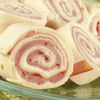 Rollitos de tortilla con jamón y queso. Recetas rápidas