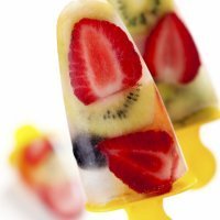 Polos de fruta para niños. Helados caseros para el verano