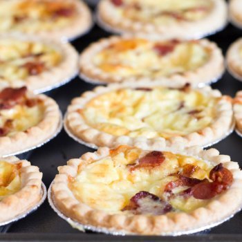 Mini quiches de bacon y queso. Receta divertida