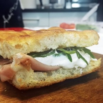 Focaccia o bocadillo con burrata para la merienda de los niños