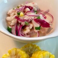 Ceviche de pescado y gambas o camarones. Receta peruana