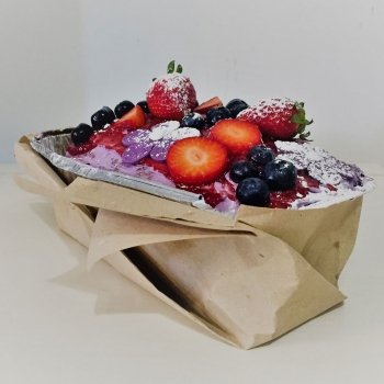 Receta de Plum cake de violetas y frutos rojos para celebraciones