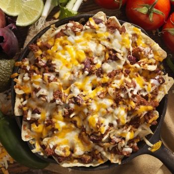 Nachos a la boloñesa o totopos con carne. Receta mexicana