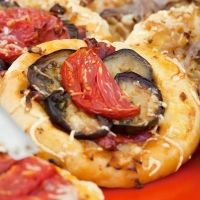 Coca salada de San Juan con berenjena y tomate. Recetas para niños