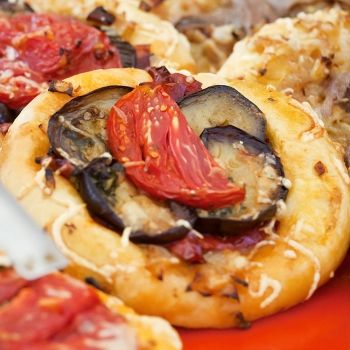 Coca salada de San Juan con berenjena y tomate. Recetas para niños